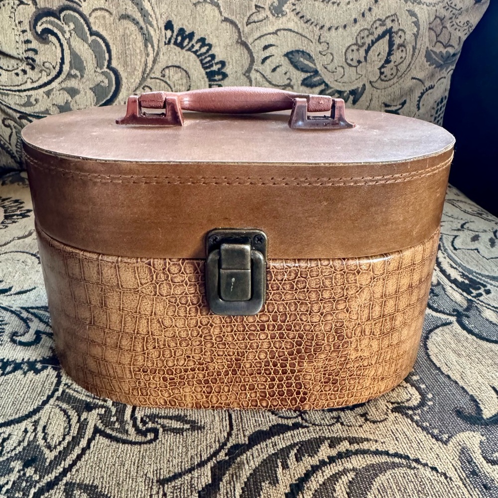 Vintage Elegant Brown Mini Bag with Textured Design